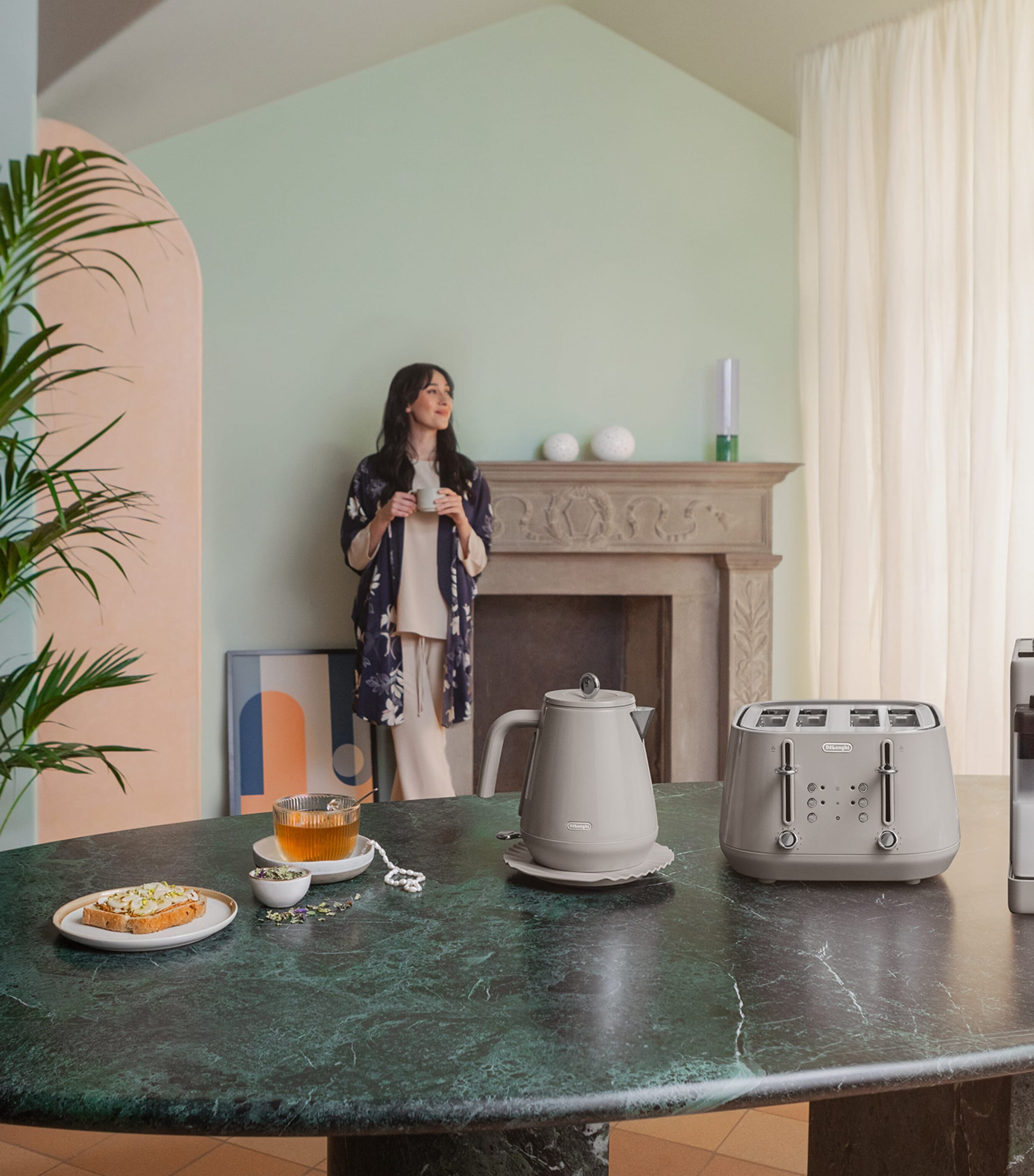 De'Longhi Eclettica kettle 1.7L with saucer - British product