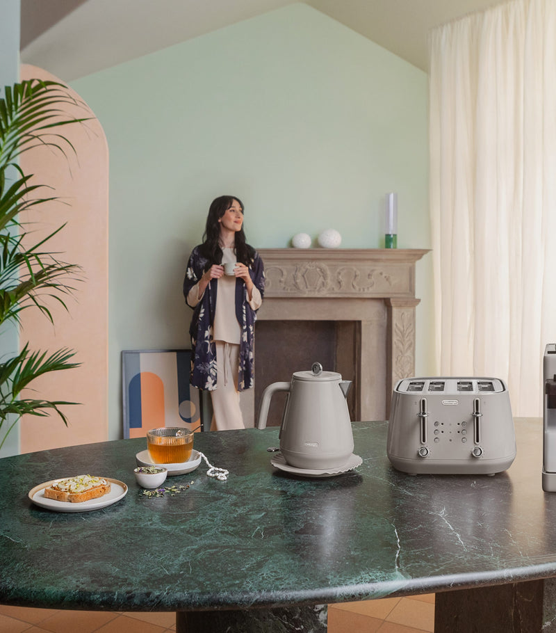 De'Longhi Eclettica kettle 1.7L with saucer - British product