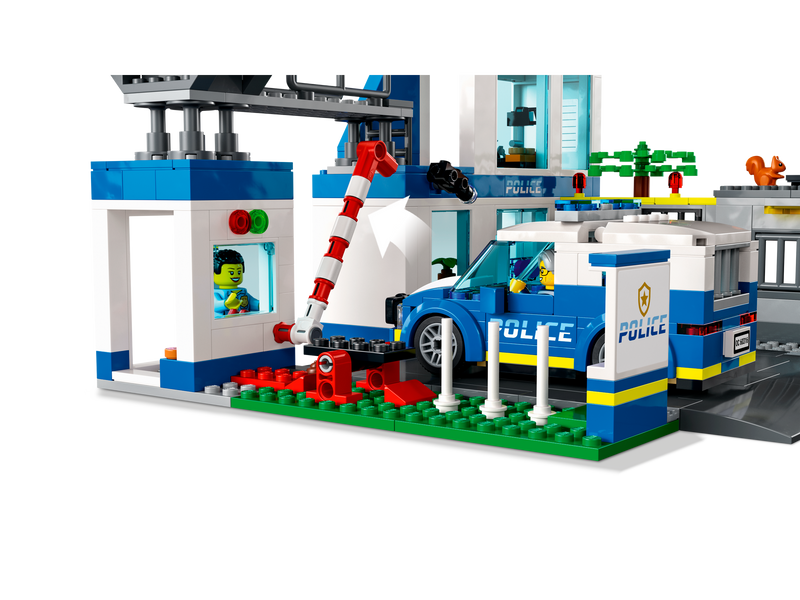 LEGO City Police Station set 668 pieces, imported from the UK