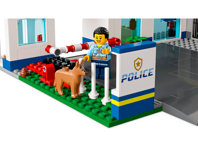 LEGO City Police Station set 668 pieces, imported from the UK