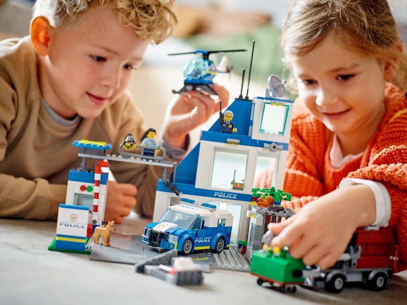 LEGO City Police Station set 668 pieces, imported from the UK