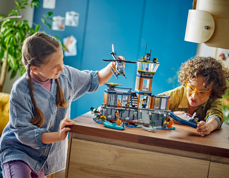 LEGO Police Prison Island building set 980 pieces, imported from the UK