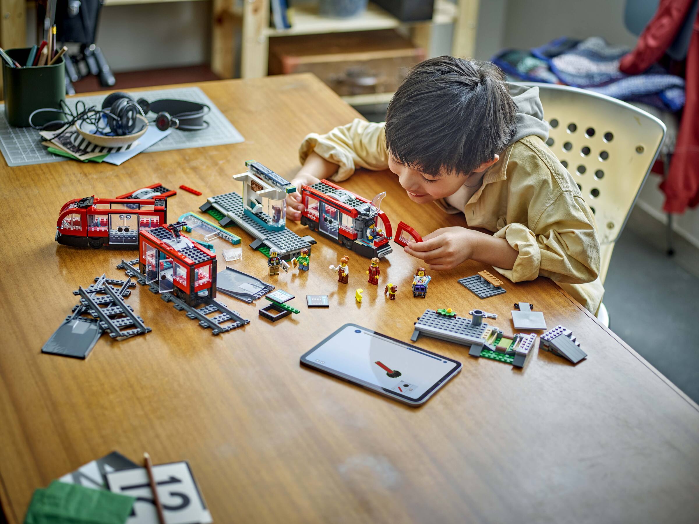LEGO City Downtown Streetcar and Station 811 Pieces - British product