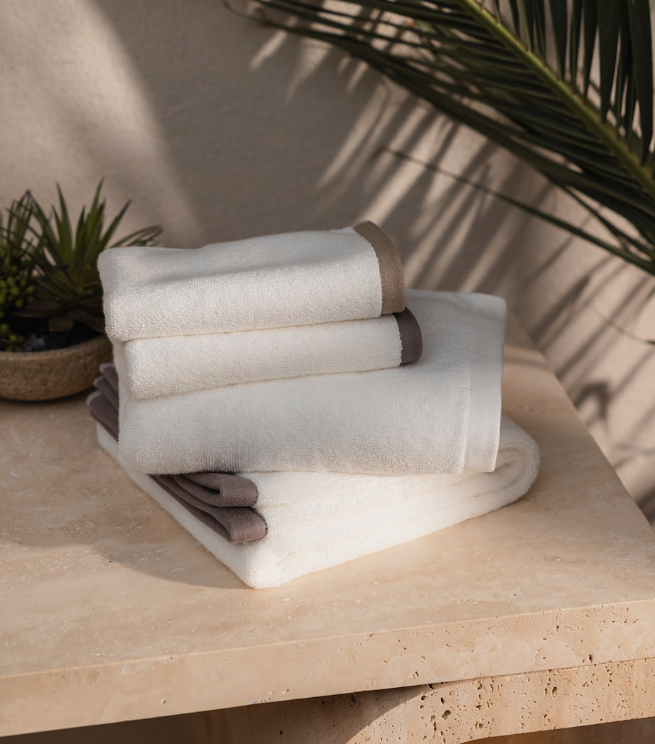 Hamam Vesta guest towel 30cm x 40cm, imported from the UK