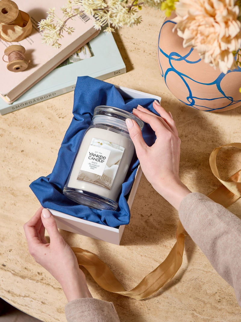 Yankee Candle Soft Blanket Signature large jar candle, UK version