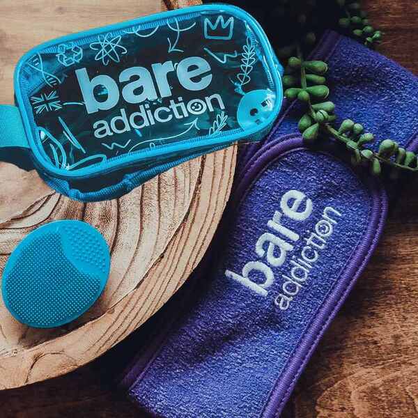 Bare Addiction gift set with toiletry bag, scrubber and headband (British brand)