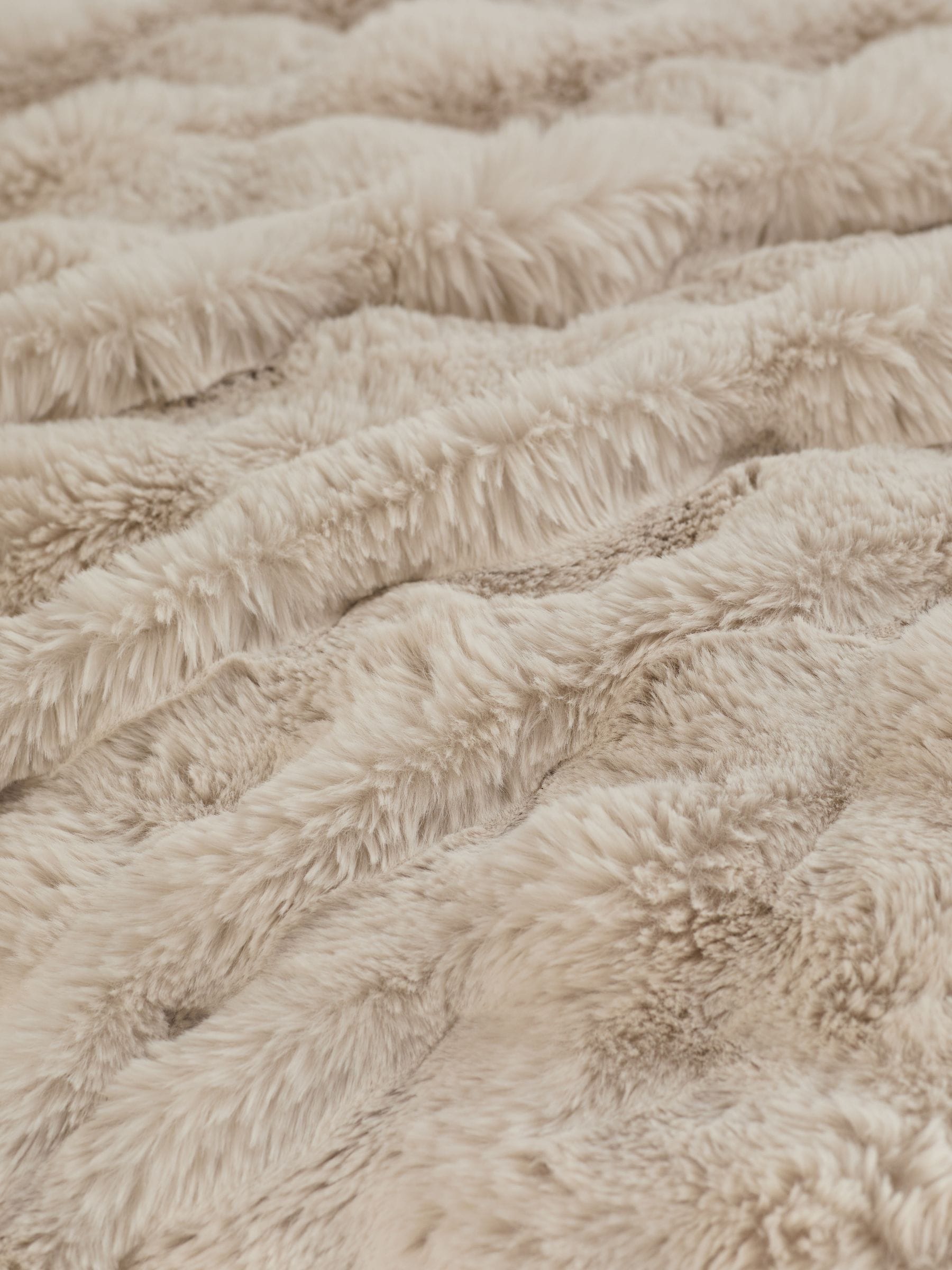 Oyster Aspen faux fur throw (British brand)