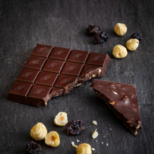 Willies Cacao hazelnut raisin dark chocolate bar 50g (British brand)
