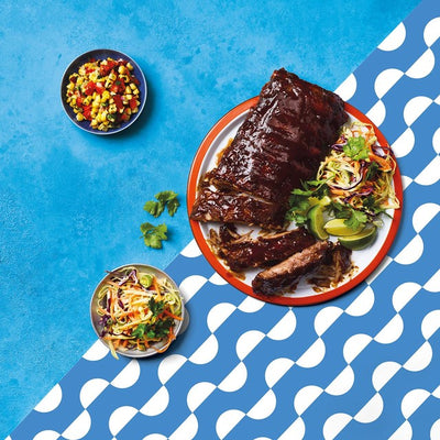 M&S M&S لحم ضلوع خنزير مشوي بصلصة BBQ مدخنة ببطء بصلصة حلوة ومدخنة 615 جرام - اشترِ عبر الإنترنت من McGrocer