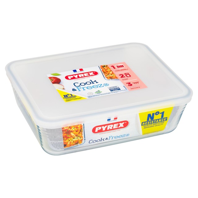 Pyrex glass casserole dish with lid 2.6L, imported from the UK