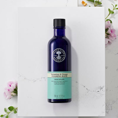 M&S Neal's Yard Geranien & Orangen Schaumbad 200ml – Jetzt online bei McGrocer kaufen