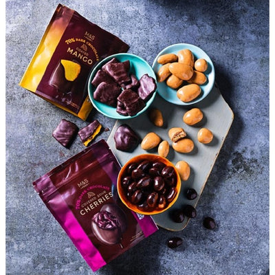 حلوى M&S M&S Blond Chocolate Caramelised Pecans 100 جرام - اشترِ عبر الإنترنت من McGrocer