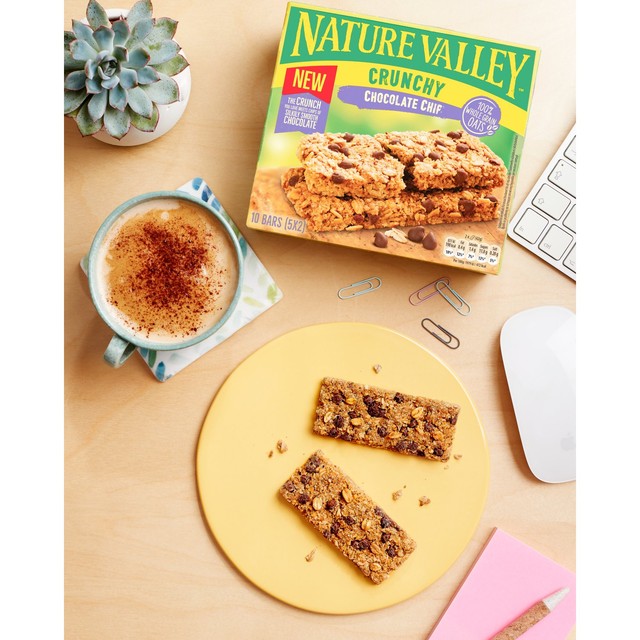 Nature Valley chocolate chip cereal bars 5 x 42g, imported from the UK