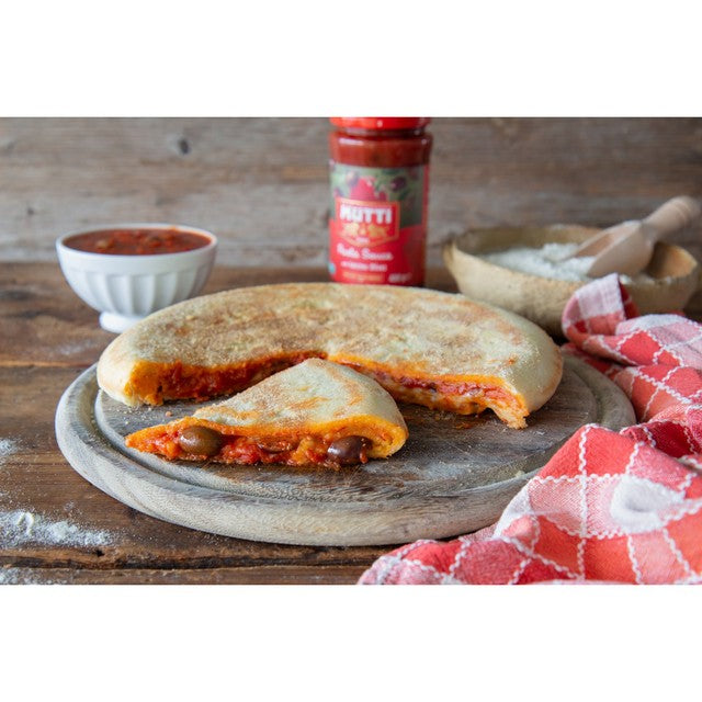 Mutti tomato and olive pasta sauce 400g, imported from the UK