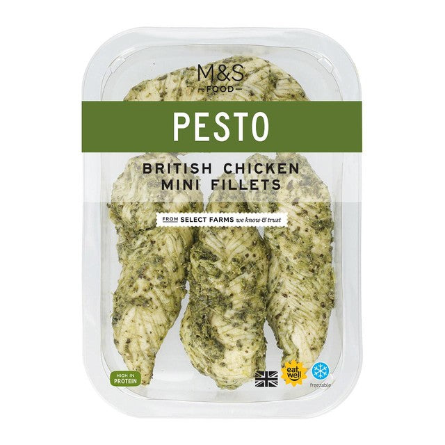 Mini filetes de pollo al pesto de M&S, 165 g, importados del Reino Unido.