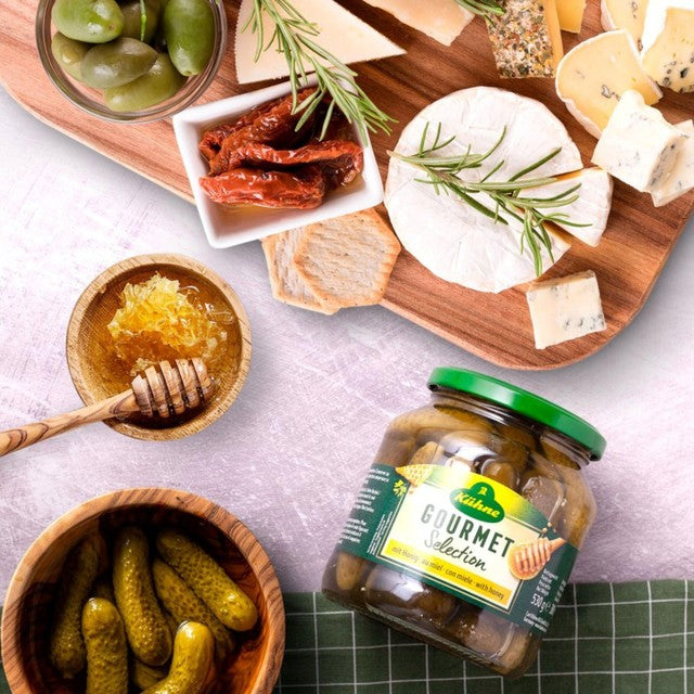 Kuhne gourmet gherkins with honey jar, UK version