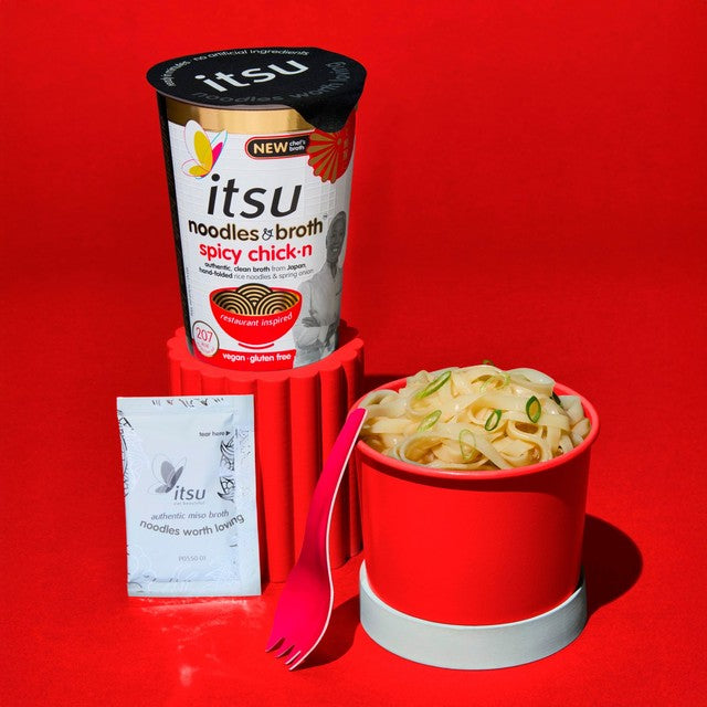 Itsu spicy chickn instant noodles broth pot 64g, UK version