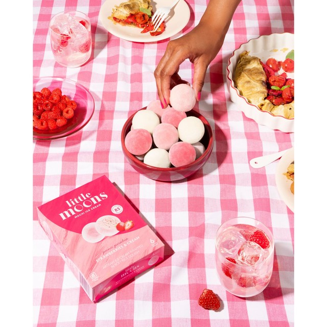 Little Moons Mochi Ice Cream Strawberries and Cream 6x32g, UK version