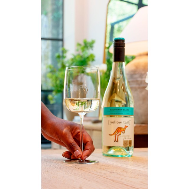 Yellow Tail Sauvignon Blanc white wine 75cl (British brand)
