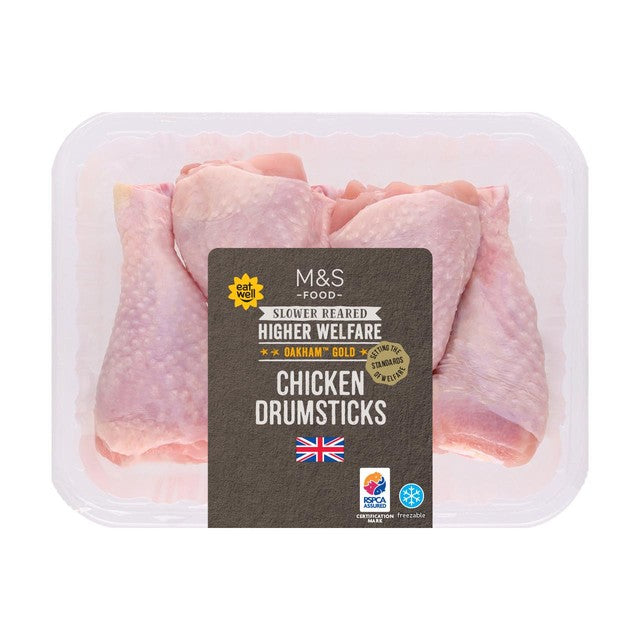 Muslos de pollo M&S Oakham Gold 600g, importados del Reino Unido