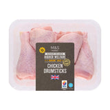 Muslos de pollo M&S Oakham Gold 600g, importados del Reino Unido