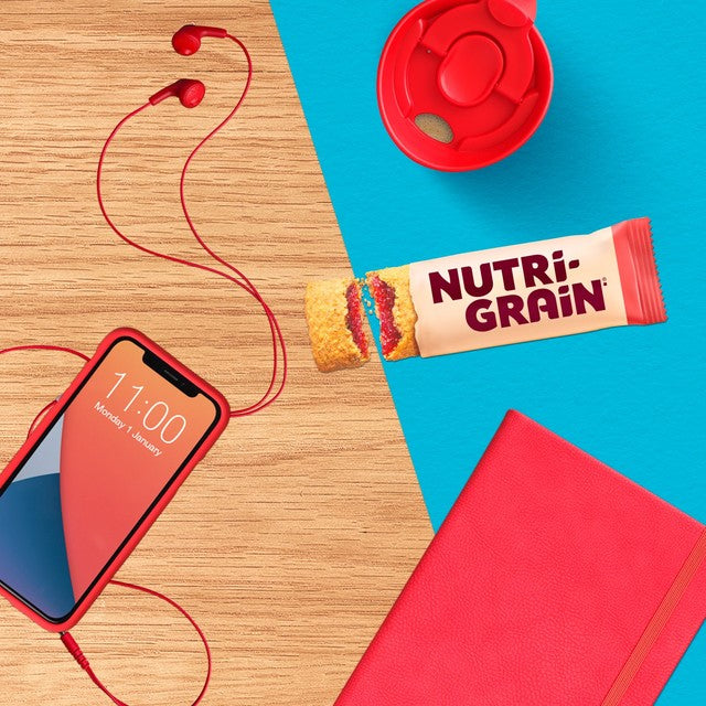 Kellogg's Nutrigrain strawberry cereal bars 6 pack, UK version