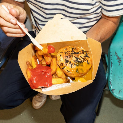 فطيرة لحم بقري وأليفة كلاسيكية في طبق من Pieminister Moo 255 جرام