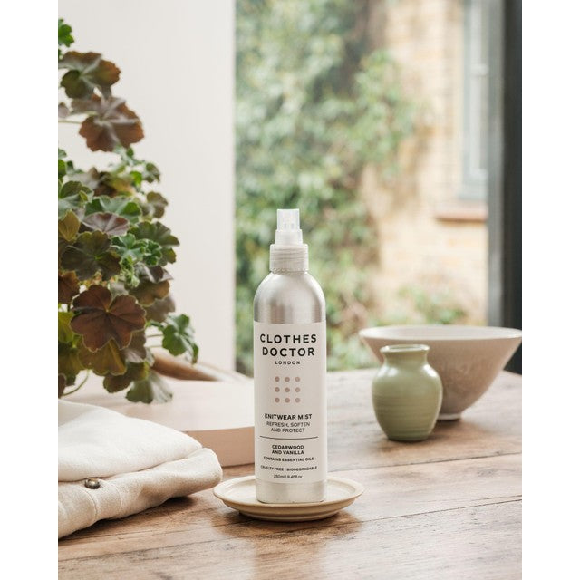 Clothes Doctor Knitwear Mist Cedarwood & Vanilla 250ml - British product