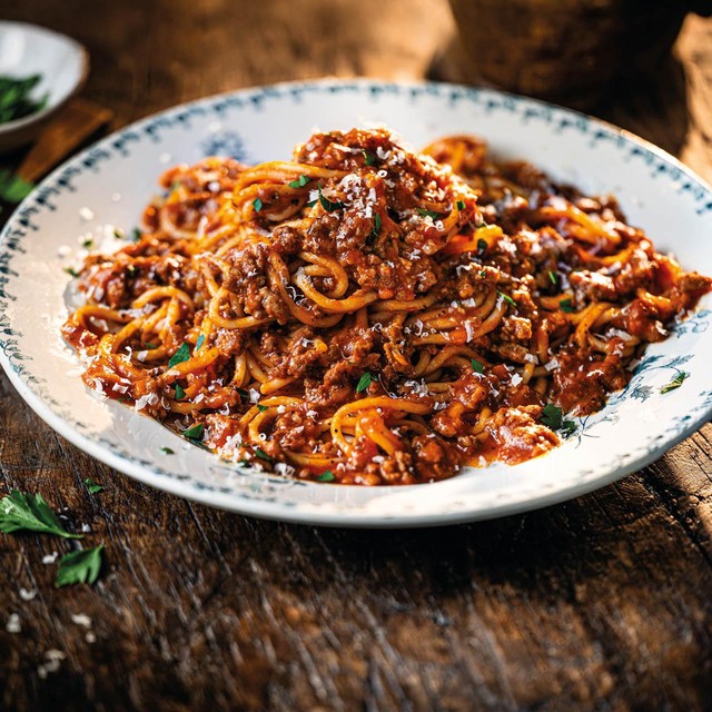 M&S spaghetti bolognese ready meal serves 1 400g, imported from the UK