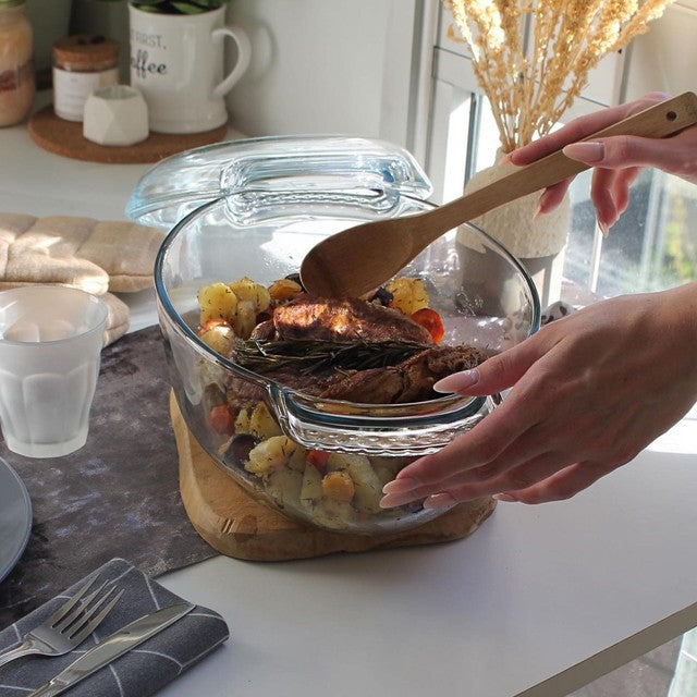 Pyrex Easy Grip casserole dish 5.8L, imported from the UK