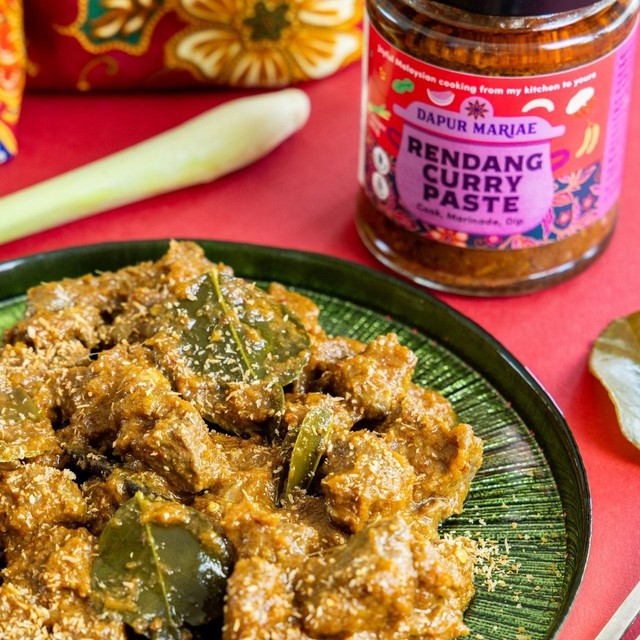 Dapur Mariae Rendang Curry Paste jar, imported from the UK