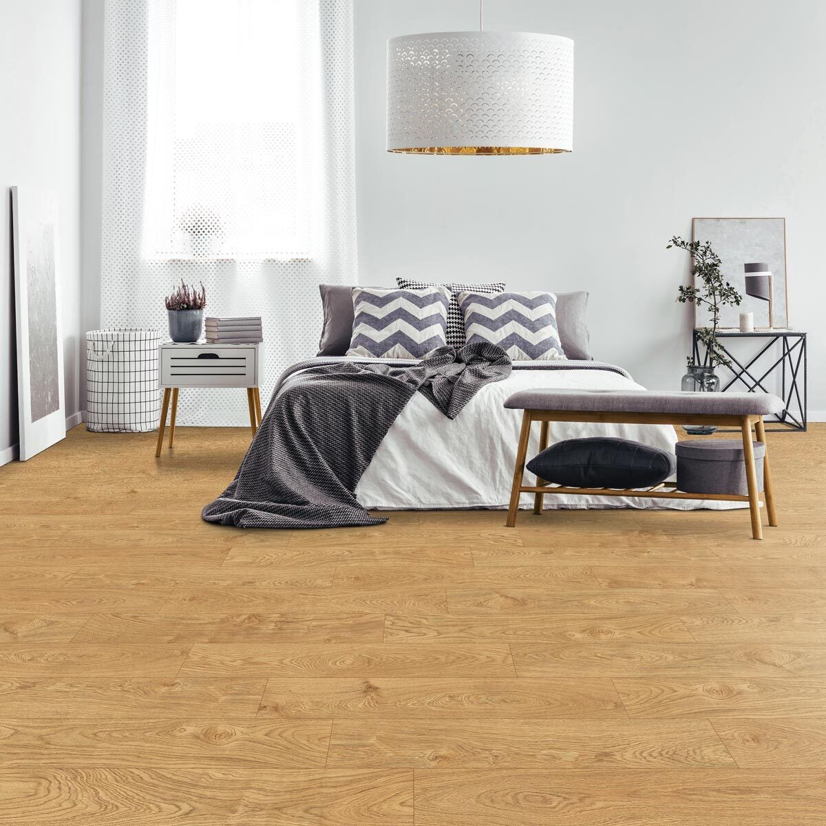 Golden Select Toasted Honey Oak laminate flooring 1.146 m² pack, UK version