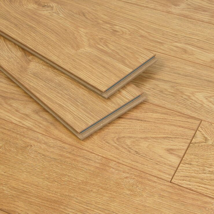 Golden Select Toasted Honey Oak laminate flooring 1.146 m² pack, UK version