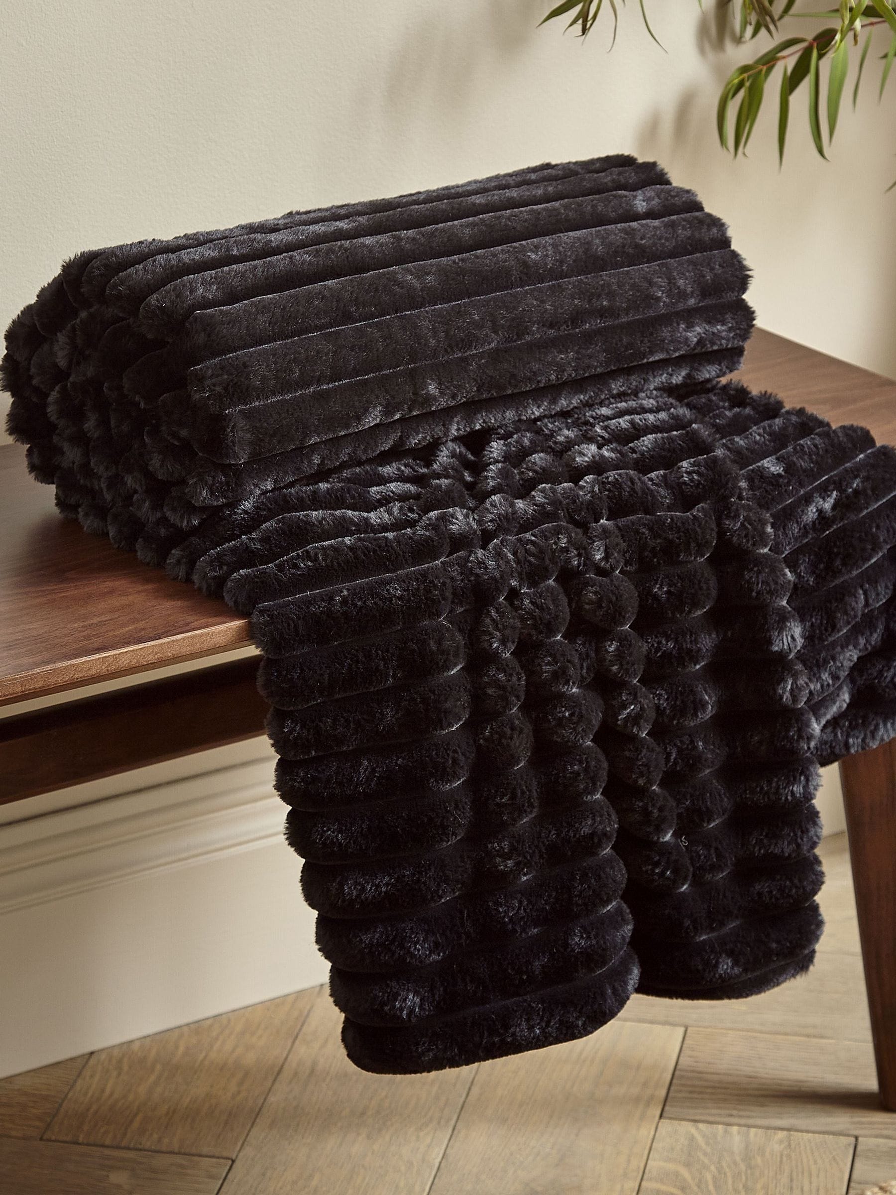 Catherine Lansfield black ribbed faux fur throw 130x170cm - British product