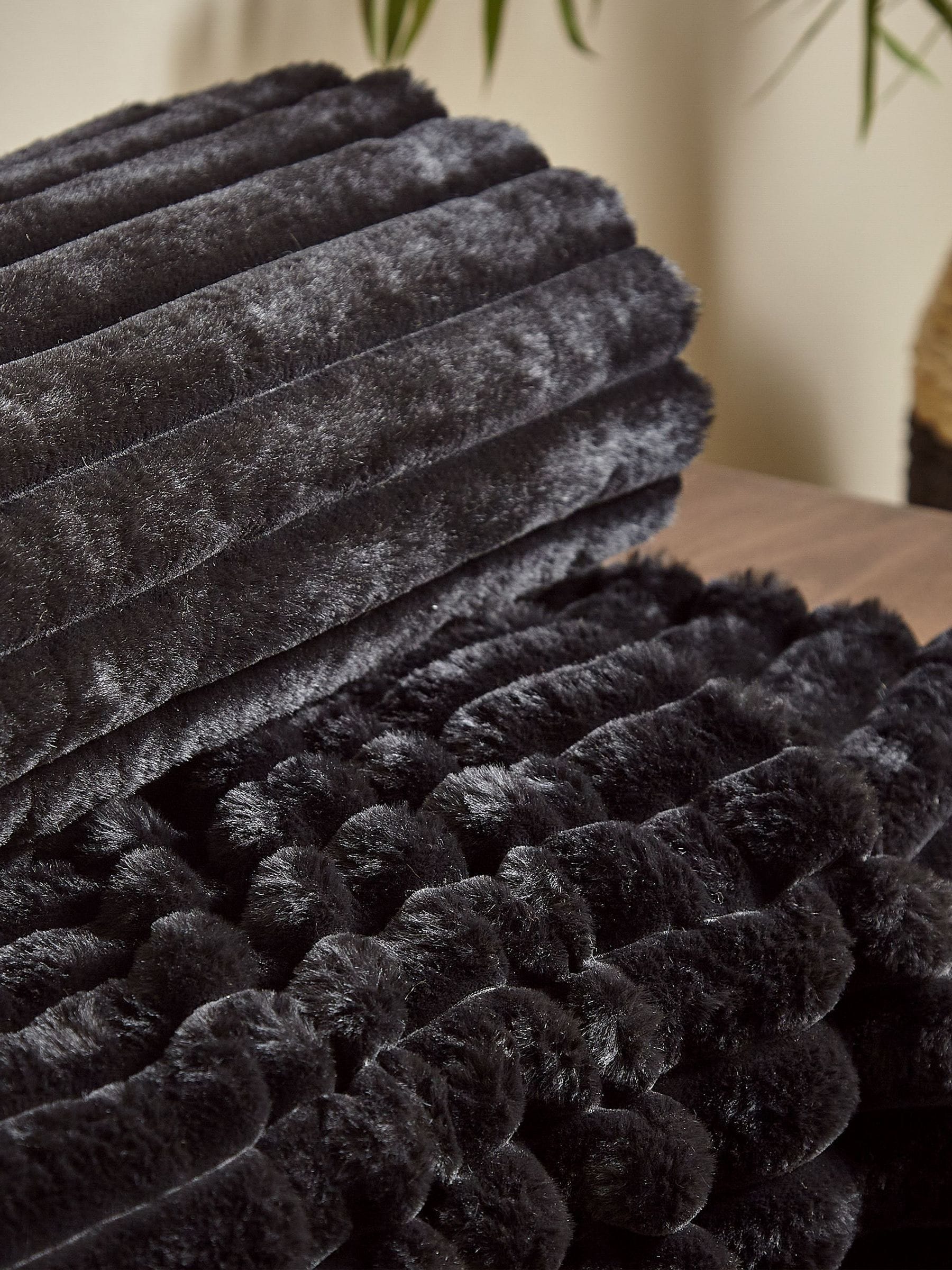Catherine Lansfield black ribbed faux fur throw 130x170cm - British product