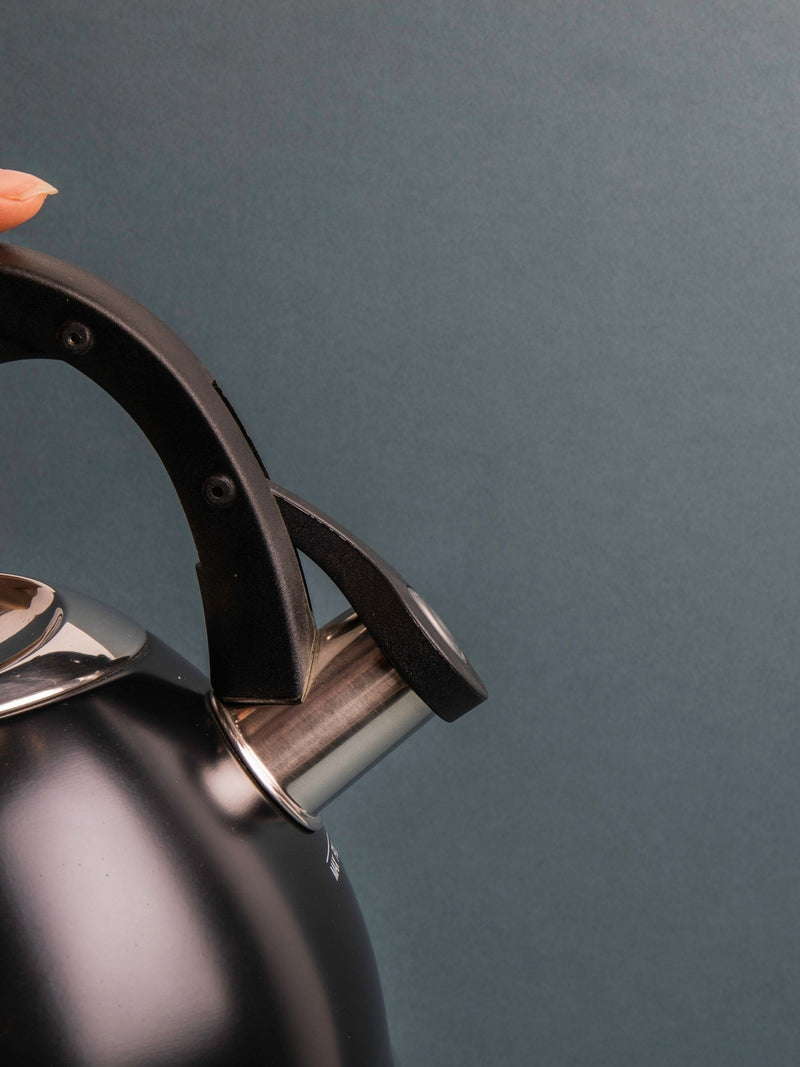 La Cafetière black whistling kettle 2.1L - British product