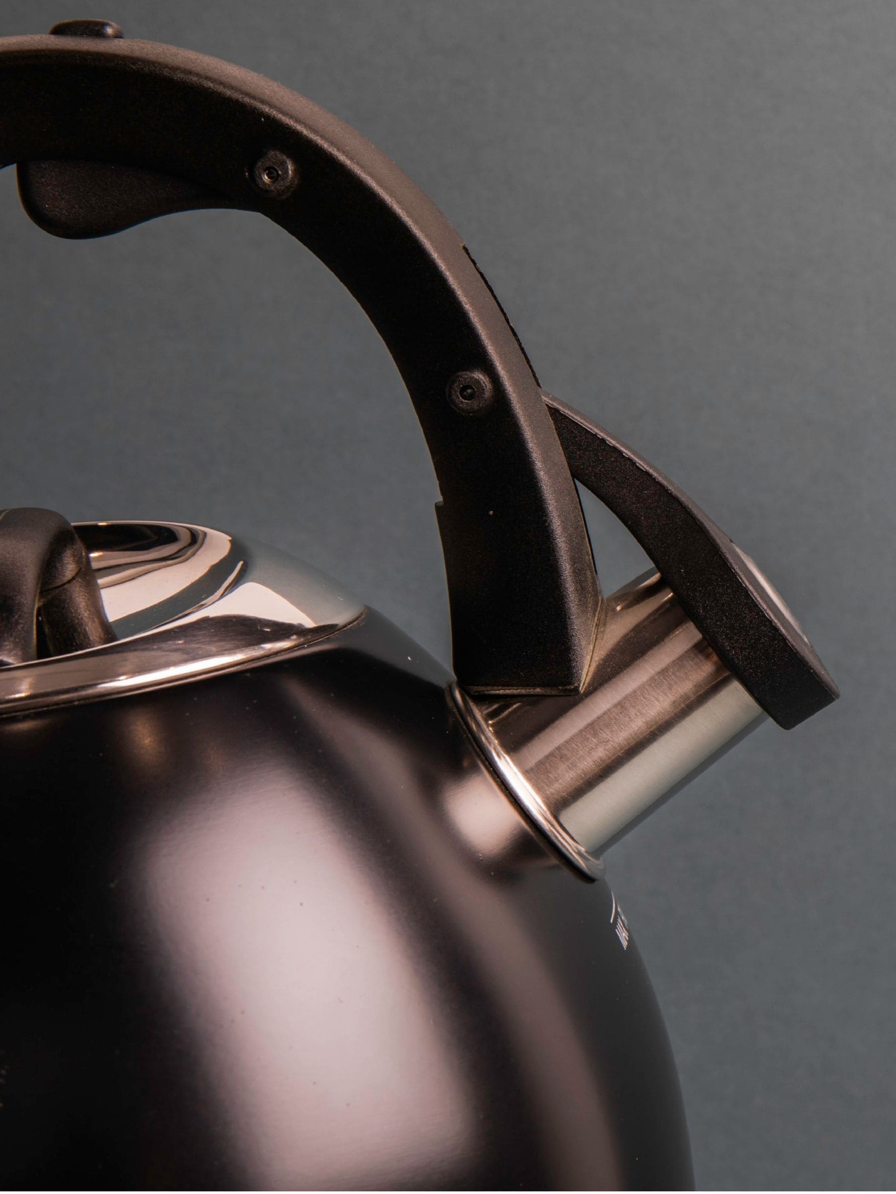 La Cafetière black whistling kettle 2.1L - British product