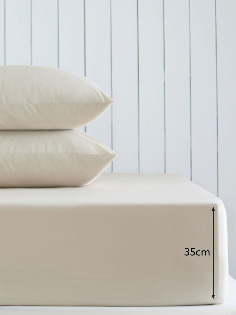 Cotton-rich fitted bed sheet with 35cm depth, imported from the UK
