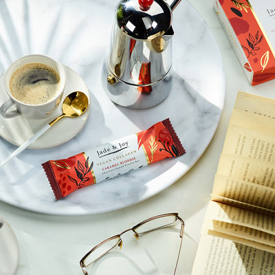 Barre protéinée végane au collagène Jade & Joy saveur Caramel Blondie 50g Holland & Barrett - Acheter en ligne sur McGrocer