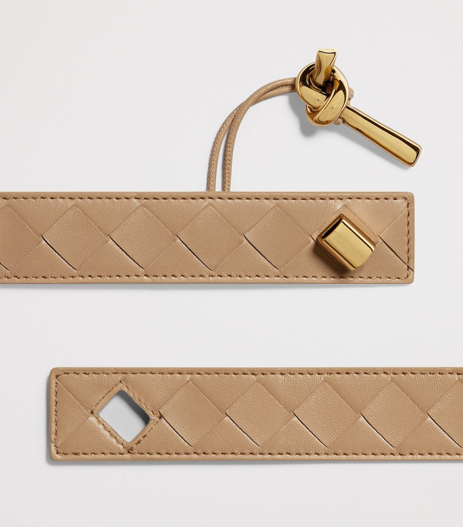 حزام Bottega Veneta Andiamo المصنوع من الجلد بنمط Intrecciato بعرض 3.5 سم، النسخة البريطانية
