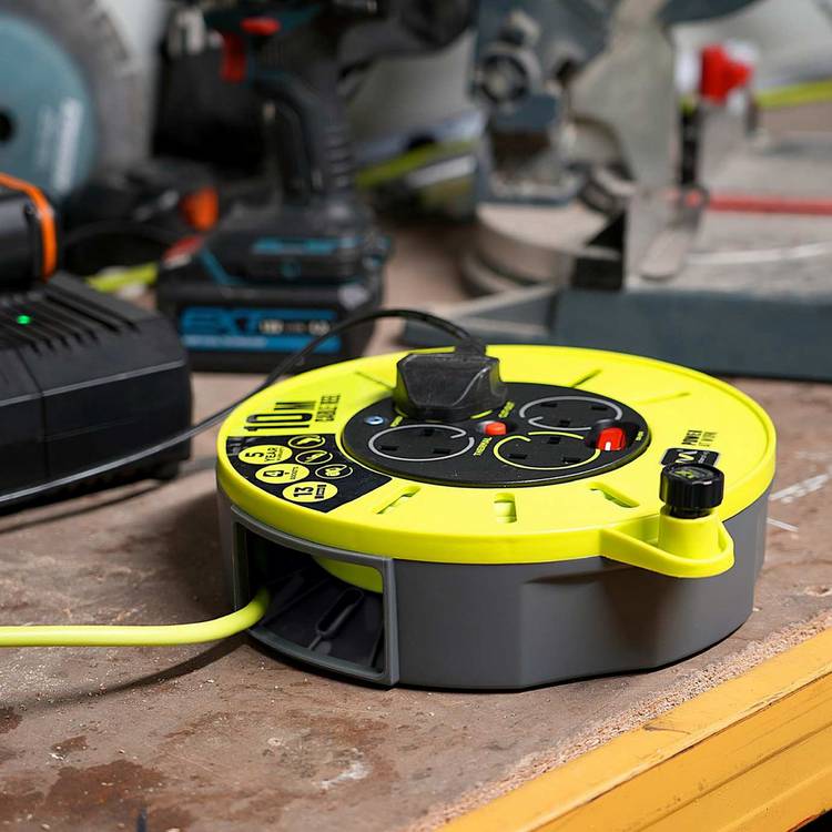Masterplug Pro-XT 10m 4-socket cable reel, UK version
