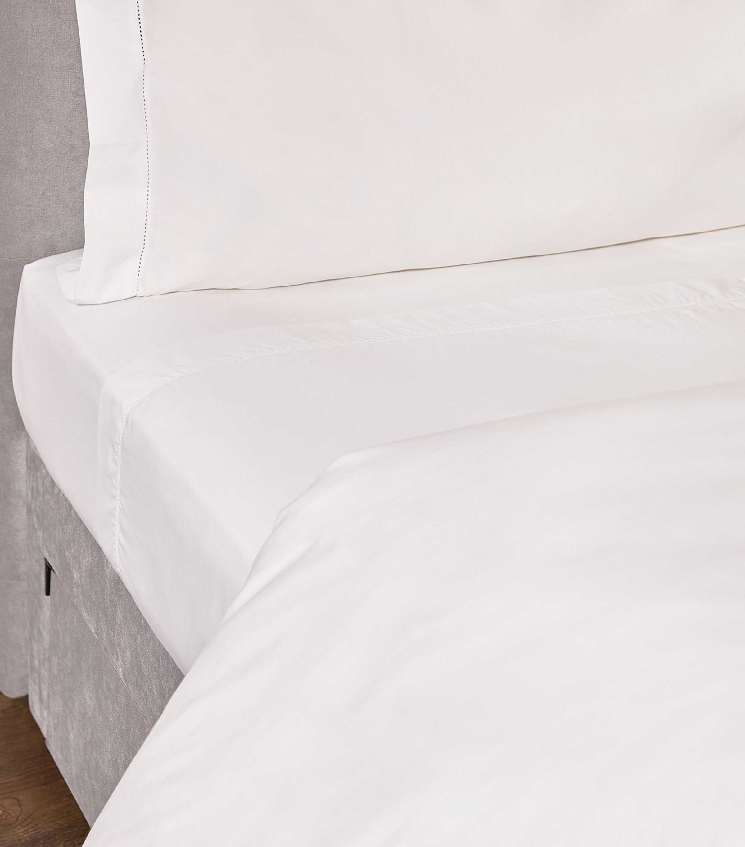 Harrods of London Cadogan Super King Fitted Sheet 180cm x 200cm, UK version
