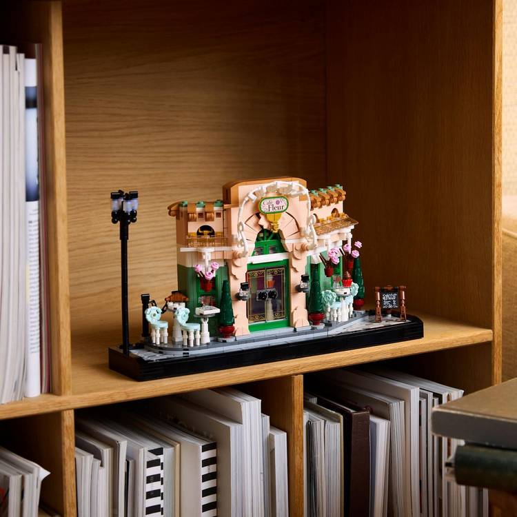 LEGO Icons French Café building set 1101 pieces, imported from the UK