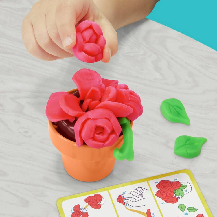 Play-Doh Blooming Flowers children's playset with 5 tubs and 15 accessories (British brand)