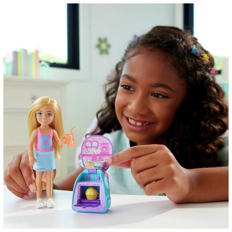 Barbie Chelsea baking backpack doll 16cm, UK version