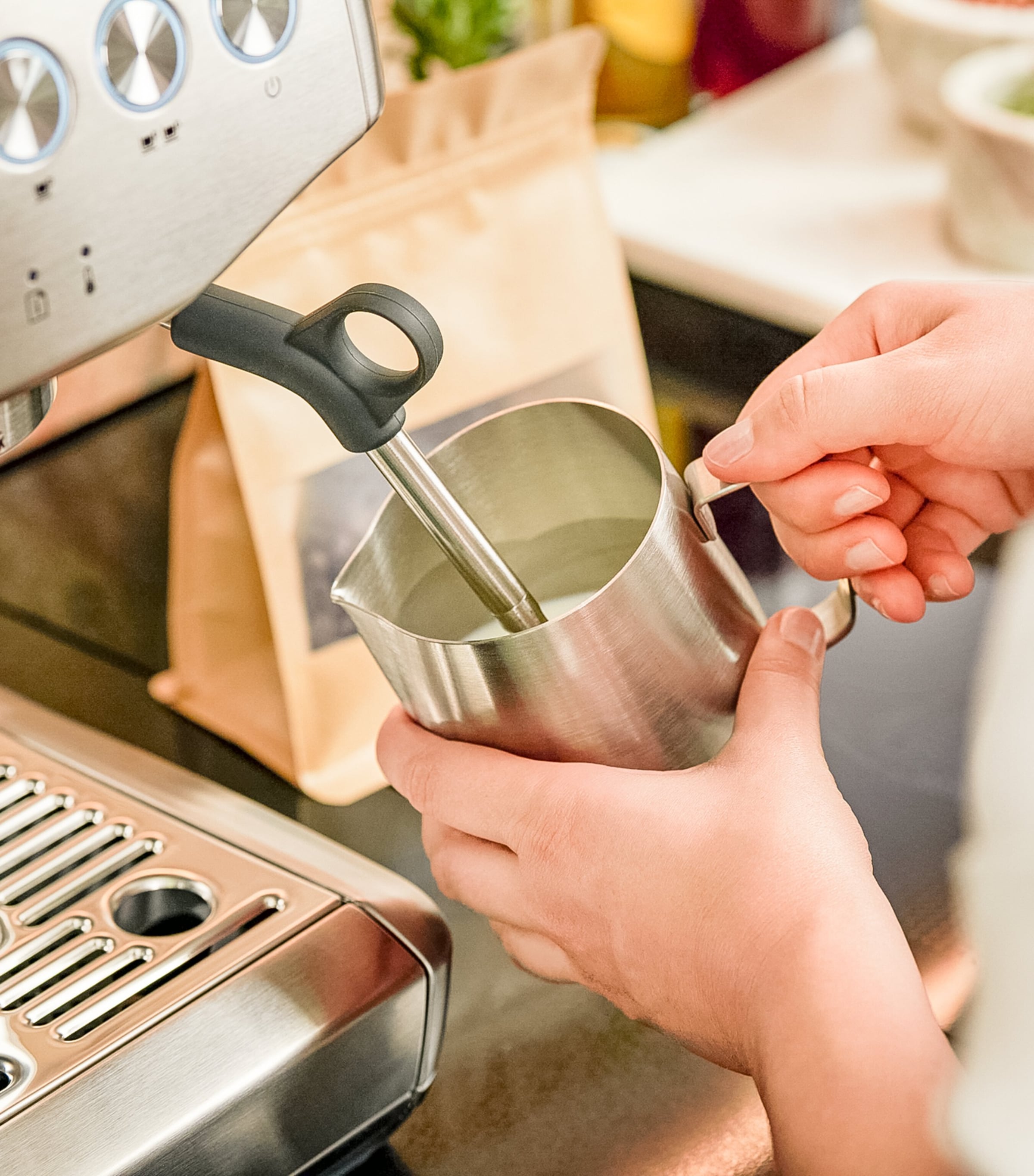 Sage Barista Express Impress coffee machine with integrated grinder and 2L water tank (British brand)