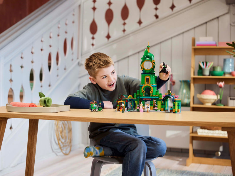 LEGO Wicked Welcome to Emerald City 945 Pieces (British brand)