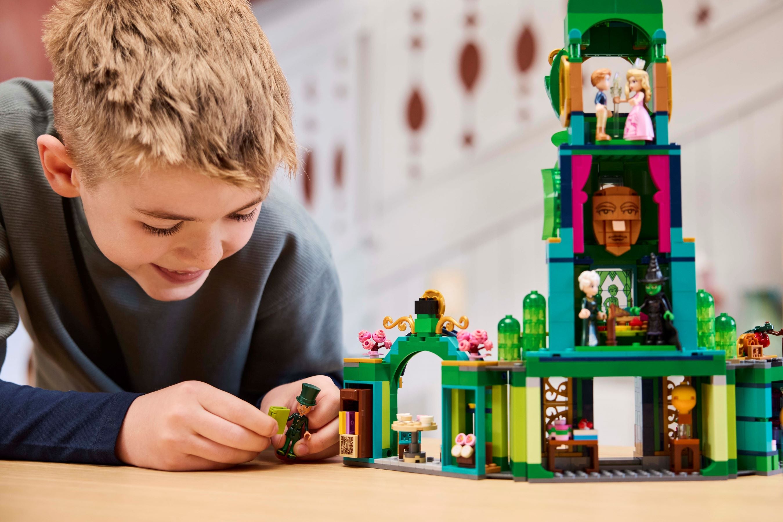 LEGO Wicked Welcome to Emerald City 945 Pieces (British brand)