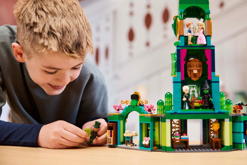 LEGO Wicked Welcome to Emerald City 945 Pieces (British brand)