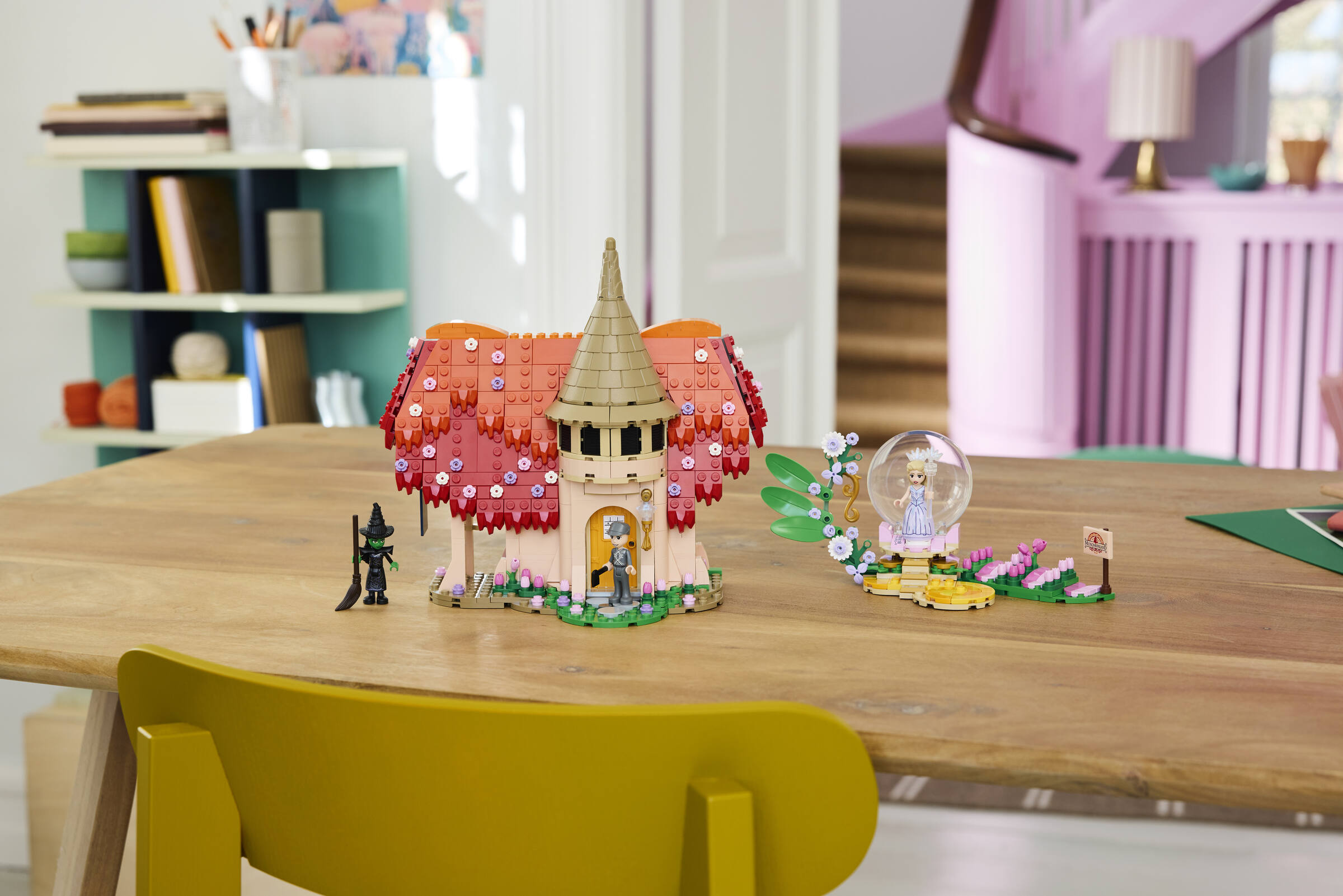 LEGO Building Set Glinda and Elphaba Visit Munchkinland 744 Pieces, UK version